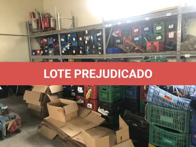 LOTE 024 - lote de caixas plasticas  com navalhas 