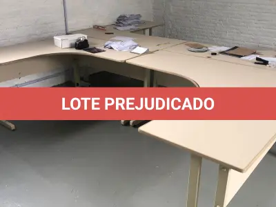 LOTE 091 - 4 mesas em l cor bege