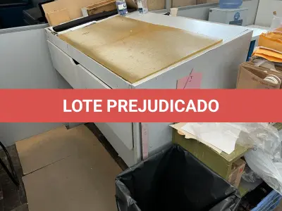 LOTE 107 - uma mesa de corte