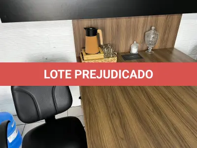 LOTE 001 - Mesa com cadeira preta