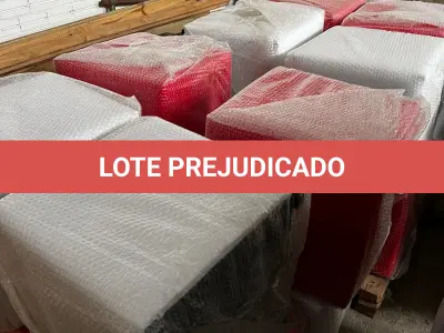 LOTE 136 - Lote de banquetas baixas