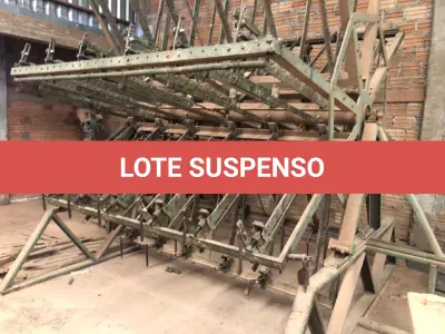 LOTE 010 - coladeira de madeira