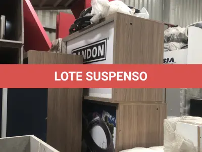 LOTE 075 - Lote com almofadas, caixas de madeira, movel com carregadores de celular, bancadas, expositores, cadeiras, mesas, ventiladores umidificadores, maquinas de lavar, mesas, bancos, sofá, refletores, fios, mangueiras, banheira,