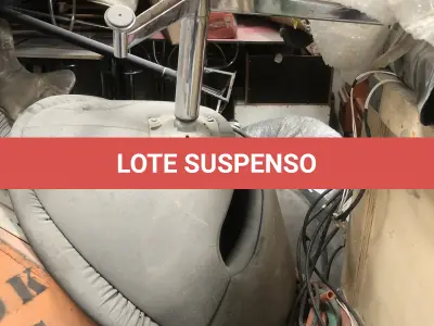 LOTE 075 - Lote com almofadas, caixas de madeira, movel com carregadores de celular, bancadas, expositores, cadeiras, mesas, ventiladores umidificadores, maquinas de lavar, mesas, bancos, sofá, refletores, fios, mangueiras, banheira,