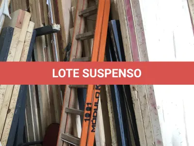 LOTE 004 - Lote de escadas de madeira