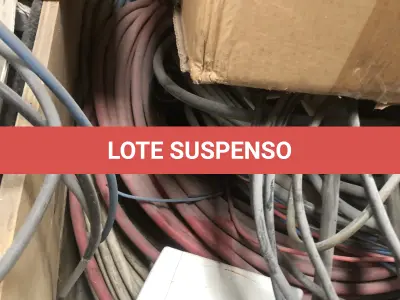 LOTE 075 - Lote com almofadas, caixas de madeira, movel com carregadores de celular, bancadas, expositores, cadeiras, mesas, ventiladores umidificadores, maquinas de lavar, mesas, bancos, sofá, refletores, fios, mangueiras, banheira,