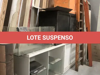 LOTE 012 - Lote com balcões em madeira preta e branca e vidro