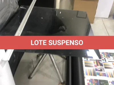 LOTE 052 - Mesa de vidro preta 