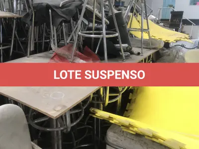 LOTE 075 - Lote com almofadas, caixas de madeira, movel com carregadores de celular, bancadas, expositores, cadeiras, mesas, ventiladores umidificadores, maquinas de lavar, mesas, bancos, sofá, refletores, fios, mangueiras, banheira,