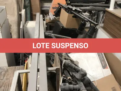 LOTE 075 - Lote com almofadas, caixas de madeira, movel com carregadores de celular, bancadas, expositores, cadeiras, mesas, ventiladores umidificadores, maquinas de lavar, mesas, bancos, sofá, refletores, fios, mangueiras, banheira,