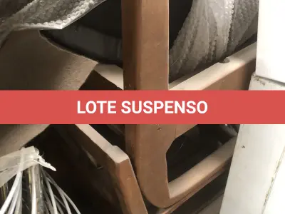 LOTE 075 - Lote com almofadas, caixas de madeira, movel com carregadores de celular, bancadas, expositores, cadeiras, mesas, ventiladores umidificadores, maquinas de lavar, mesas, bancos, sofá, refletores, fios, mangueiras, banheira,