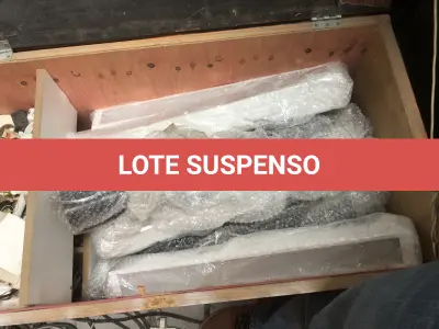 LOTE 075 - Lote com almofadas, caixas de madeira, movel com carregadores de celular, bancadas, expositores, cadeiras, mesas, ventiladores umidificadores, maquinas de lavar, mesas, bancos, sofá, refletores, fios, mangueiras, banheira,