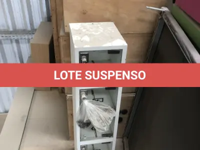 LOTE 075 - Lote com almofadas, caixas de madeira, movel com carregadores de celular, bancadas, expositores, cadeiras, mesas, ventiladores umidificadores, maquinas de lavar, mesas, bancos, sofá, refletores, fios, mangueiras, banheira,