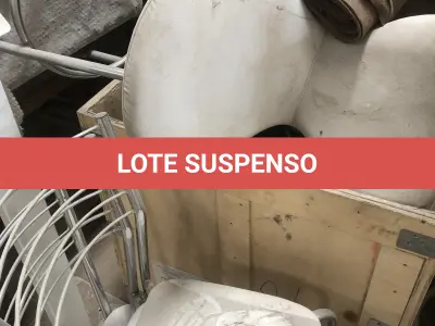 LOTE 075 - Lote com almofadas, caixas de madeira, movel com carregadores de celular, bancadas, expositores, cadeiras, mesas, ventiladores umidificadores, maquinas de lavar, mesas, bancos, sofá, refletores, fios, mangueiras, banheira,