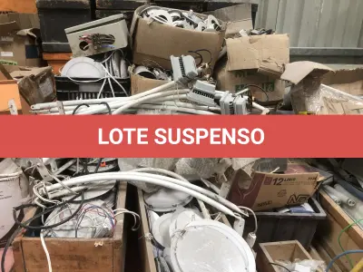 LOTE 075 - Lote com almofadas, caixas de madeira, movel com carregadores de celular, bancadas, expositores, cadeiras, mesas, ventiladores umidificadores, maquinas de lavar, mesas, bancos, sofá, refletores, fios, mangueiras, banheira,