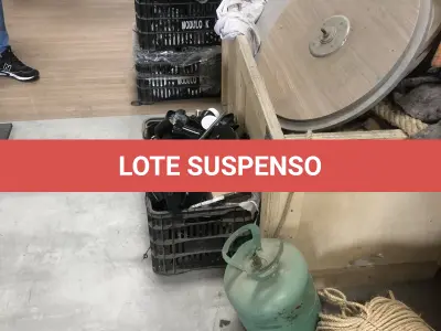 LOTE 075 - Lote com almofadas, caixas de madeira, movel com carregadores de celular, bancadas, expositores, cadeiras, mesas, ventiladores umidificadores, maquinas de lavar, mesas, bancos, sofá, refletores, fios, mangueiras, banheira,