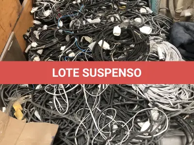 LOTE 075 - Lote com almofadas, caixas de madeira, movel com carregadores de celular, bancadas, expositores, cadeiras, mesas, ventiladores umidificadores, maquinas de lavar, mesas, bancos, sofá, refletores, fios, mangueiras, banheira,