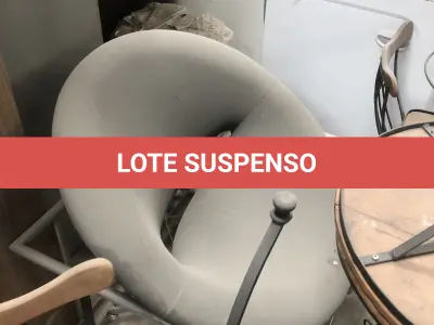 LOTE 075 - Lote com almofadas, caixas de madeira, movel com carregadores de celular, bancadas, expositores, cadeiras, mesas, ventiladores umidificadores, maquinas de lavar, mesas, bancos, sofá, refletores, fios, mangueiras, banheira,