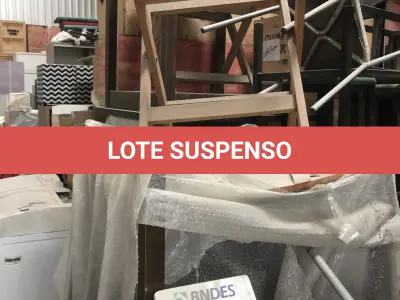 LOTE 075 - Lote com almofadas, caixas de madeira, movel com carregadores de celular, bancadas, expositores, cadeiras, mesas, ventiladores umidificadores, maquinas de lavar, mesas, bancos, sofá, refletores, fios, mangueiras, banheira,
