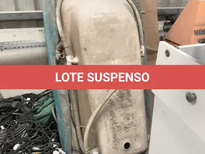 LOTE 075 - Lote com almofadas, caixas de madeira, movel com carregadores de celular, bancadas, expositores, cadeiras, mesas, ventiladores umidificadores, maquinas de lavar, mesas, bancos, sofá, refletores, fios, mangueiras, banheira,