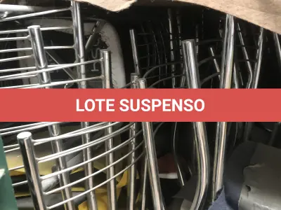 LOTE 075 - Lote com almofadas, caixas de madeira, movel com carregadores de celular, bancadas, expositores, cadeiras, mesas, ventiladores umidificadores, maquinas de lavar, mesas, bancos, sofá, refletores, fios, mangueiras, banheira,