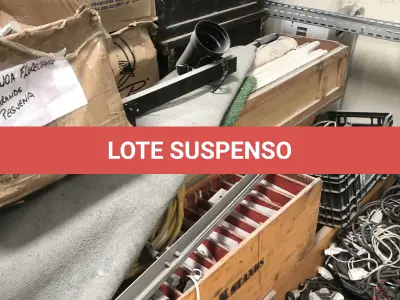 LOTE 075 - Lote com almofadas, caixas de madeira, movel com carregadores de celular, bancadas, expositores, cadeiras, mesas, ventiladores umidificadores, maquinas de lavar, mesas, bancos, sofá, refletores, fios, mangueiras, banheira,