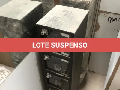 LOTE 075 - Lote com almofadas, caixas de madeira, movel com carregadores de celular, bancadas, expositores, cadeiras, mesas, ventiladores umidificadores, maquinas de lavar, mesas, bancos, sofá, refletores, fios, mangueiras, banheira,