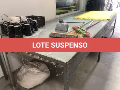 LOTE 043 - Bancada com iluminação