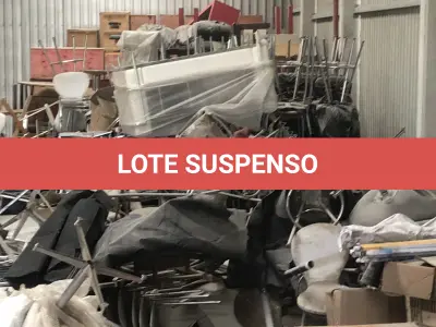 LOTE 075 - Lote com almofadas, caixas de madeira, movel com carregadores de celular, bancadas, expositores, cadeiras, mesas, ventiladores umidificadores, maquinas de lavar, mesas, bancos, sofá, refletores, fios, mangueiras, banheira,