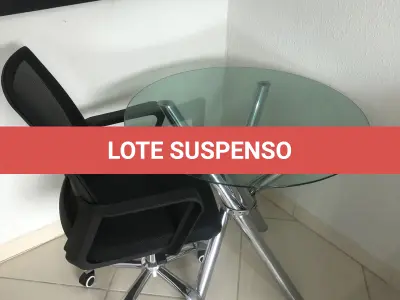 LOTE 073 - Mesa redonda vidro e cadeira preta