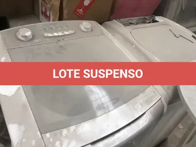 LOTE 075 - Lote com almofadas, caixas de madeira, movel com carregadores de celular, bancadas, expositores, cadeiras, mesas, ventiladores umidificadores, maquinas de lavar, mesas, bancos, sofá, refletores, fios, mangueiras, banheira,