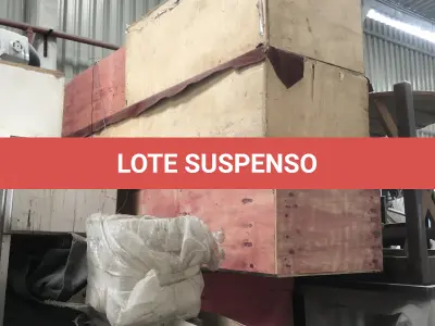 LOTE 075 - Lote com almofadas, caixas de madeira, movel com carregadores de celular, bancadas, expositores, cadeiras, mesas, ventiladores umidificadores, maquinas de lavar, mesas, bancos, sofá, refletores, fios, mangueiras, banheira,