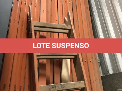 LOTE 004 - Lote de escadas de madeira