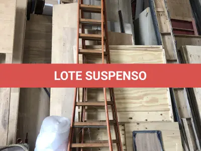 LOTE 004 - Lote de escadas de madeira
