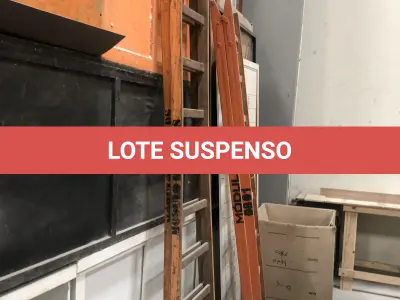 LOTE 004 - Lote de escadas de madeira