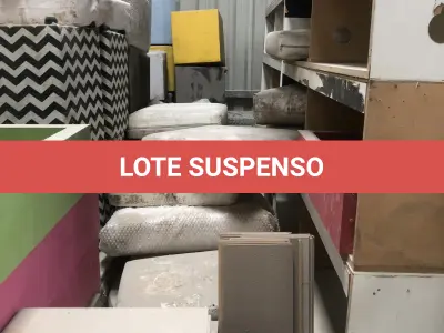 LOTE 075 - Lote com almofadas, caixas de madeira, movel com carregadores de celular, bancadas, expositores, cadeiras, mesas, ventiladores umidificadores, maquinas de lavar, mesas, bancos, sofá, refletores, fios, mangueiras, banheira,