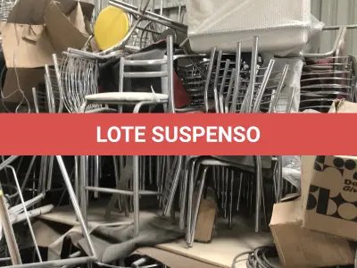 LOTE 075 - Lote com almofadas, caixas de madeira, movel com carregadores de celular, bancadas, expositores, cadeiras, mesas, ventiladores umidificadores, maquinas de lavar, mesas, bancos, sofá, refletores, fios, mangueiras, banheira,
