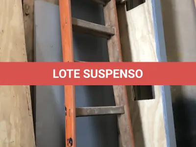 LOTE 004 - Lote de escadas de madeira