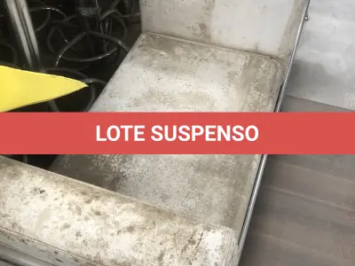 LOTE 075 - Lote com almofadas, caixas de madeira, movel com carregadores de celular, bancadas, expositores, cadeiras, mesas, ventiladores umidificadores, maquinas de lavar, mesas, bancos, sofá, refletores, fios, mangueiras, banheira,