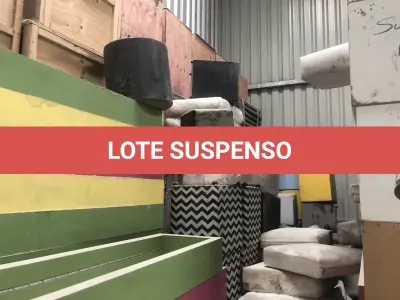 LOTE 075 - Lote com almofadas, caixas de madeira, movel com carregadores de celular, bancadas, expositores, cadeiras, mesas, ventiladores umidificadores, maquinas de lavar, mesas, bancos, sofá, refletores, fios, mangueiras, banheira,