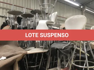 LOTE 075 - Lote com almofadas, caixas de madeira, movel com carregadores de celular, bancadas, expositores, cadeiras, mesas, ventiladores umidificadores, maquinas de lavar, mesas, bancos, sofá, refletores, fios, mangueiras, banheira,