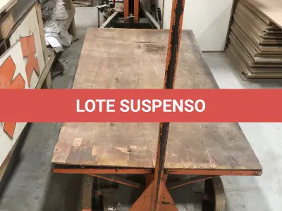 LOTE 019 - Carrinho de transporte 4 rodas