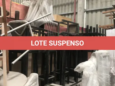 LOTE 075 - Lote com almofadas, caixas de madeira, movel com carregadores de celular, bancadas, expositores, cadeiras, mesas, ventiladores umidificadores, maquinas de lavar, mesas, bancos, sofá, refletores, fios, mangueiras, banheira,