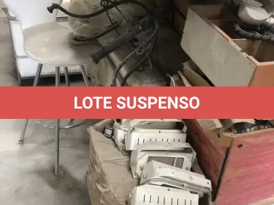 LOTE 075 - Lote com almofadas, caixas de madeira, movel com carregadores de celular, bancadas, expositores, cadeiras, mesas, ventiladores umidificadores, maquinas de lavar, mesas, bancos, sofá, refletores, fios, mangueiras, banheira,