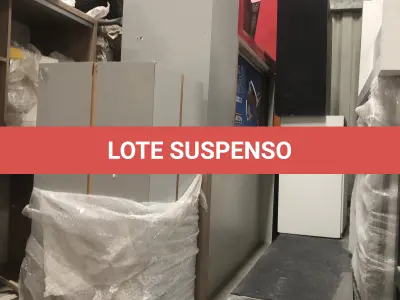 LOTE 075 - Lote com almofadas, caixas de madeira, movel com carregadores de celular, bancadas, expositores, cadeiras, mesas, ventiladores umidificadores, maquinas de lavar, mesas, bancos, sofá, refletores, fios, mangueiras, banheira,