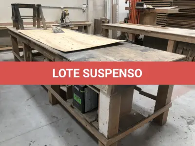 LOTE 013 - Bancada de madeira e 2 cavaletas