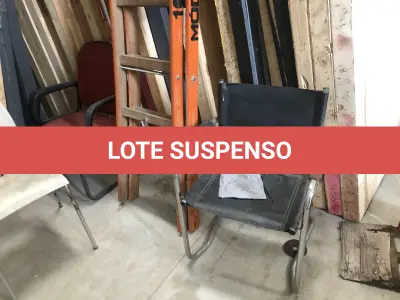 LOTE 005 - Lote de cadeiras fixas