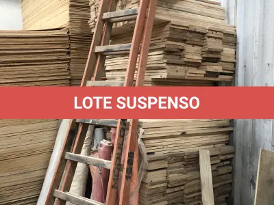 LOTE 004 - Lote de escadas de madeira