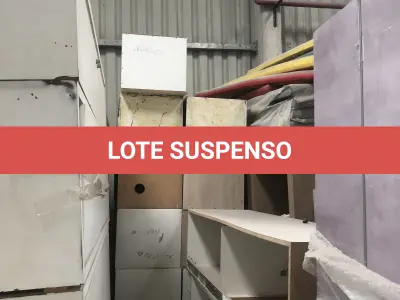 LOTE 075 - Lote com almofadas, caixas de madeira, movel com carregadores de celular, bancadas, expositores, cadeiras, mesas, ventiladores umidificadores, maquinas de lavar, mesas, bancos, sofá, refletores, fios, mangueiras, banheira,