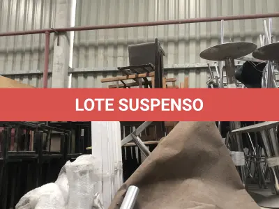 LOTE 075 - Lote com almofadas, caixas de madeira, movel com carregadores de celular, bancadas, expositores, cadeiras, mesas, ventiladores umidificadores, maquinas de lavar, mesas, bancos, sofá, refletores, fios, mangueiras, banheira,